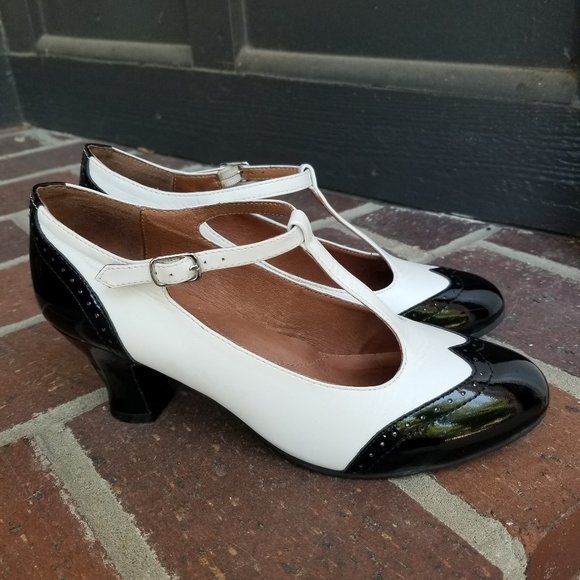 Royal Vintage/American Duchess Gatsby Two-Tone T-Straps (Black/White) - Picture 3 of 6